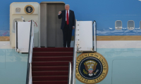 Le président américain Donald Trump descend d’Air Force One à son arrivée à l’aéroport Ben Gourion, près de Tel-Aviv, le 13 octobre 2025 ( AFP / Jack GUEZ )