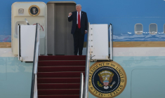 Le président américain Donald Trump descend d’Air Force One à son arrivée à l’aéroport Ben Gourion, près de Tel-Aviv, le 13 octobre 2025 ( AFP / Jack GUEZ )