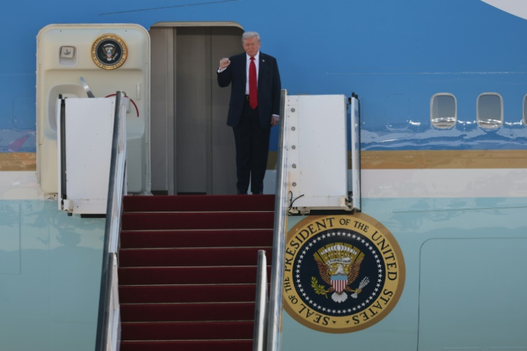 Le président américain Donald Trump descend d’Air Force One à son arrivée à l’aéroport Ben Gourion, près de Tel-Aviv, le 13 octobre 2025 ( AFP / Jack GUEZ )