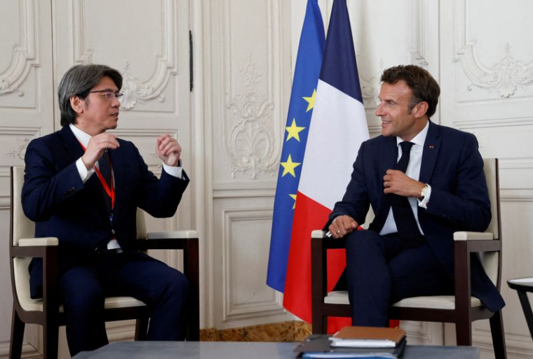 Le président français Emmanuel Macron s'entretient avec Vincent Yang, PDG de ProLogium