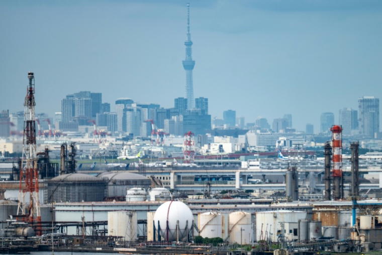Vue de la zone industrielle de Tokyo, depuis la plateforme d'observation de Kawasaki Marien à Kawasaki, dans la préfecture de Kanagawa, le 17 août 2026 au Japon ( AFP / Philip FONG )
