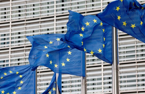 Les drapeaux de l'Union européenne flottent devant le siège de la Commission européenne à Bruxelles, en Belgique