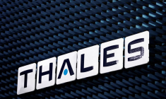 Le logo du groupe Thales dans une l'usine de radars