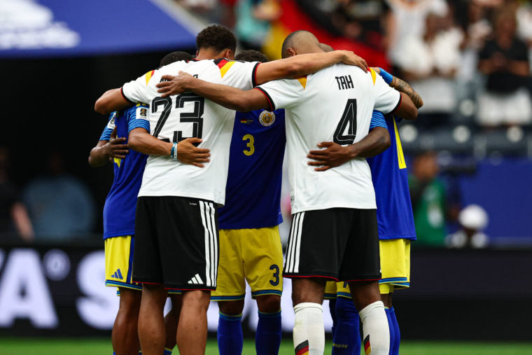 Une communion religieuse entre joueurs à la fin du match Allemagne-Curaçao