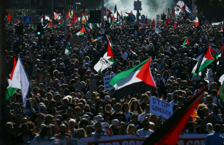 Manifestation de soutien au peuple palestinien et contre l'interception par Israël de la flottille pour Gaza, le 4 octobre 2025 à Rome ( AFP / Filippo MONTEFORTE )