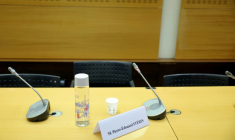 La chaise vide de l'homme d'affaires Pierre-Edouard Stérin convoqué par une précédente commission d'enquête de l'Assemblée nationale, le 14 mai 2025, à Paris ( AFP / Thomas SAMSON )