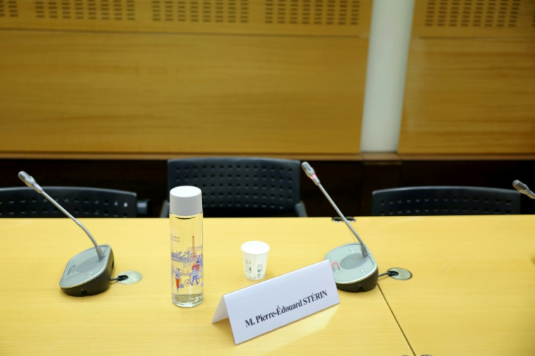 La chaise vide de l'homme d'affaires Pierre-Edouard Stérin convoqué par une précédente commission d'enquête de l'Assemblée nationale, le 14 mai 2025, à Paris ( AFP / Thomas SAMSON )