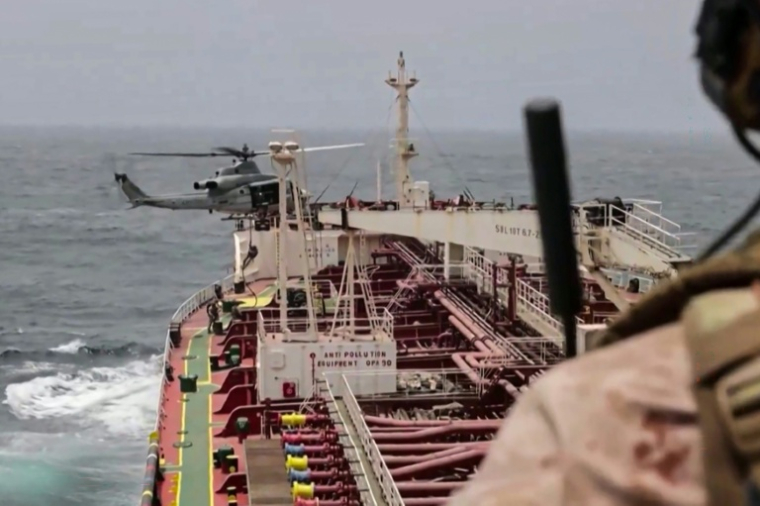 Des soldats américains travaillent au blocus des ports iraniens, selon une capture réalisée le 26 juillet d'une vidéo diffusée le 25 juillet par l'armée américaine (Centcom) ( US Central Command (CENTCOM) / - )