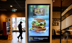 MCDONALD'S: LA HAUSSE DES PRIX PÈSE SUR LE BÉNÉFICE AU DEUXIÈME TRIMESTRE MALGRÉ LA DEMANDE