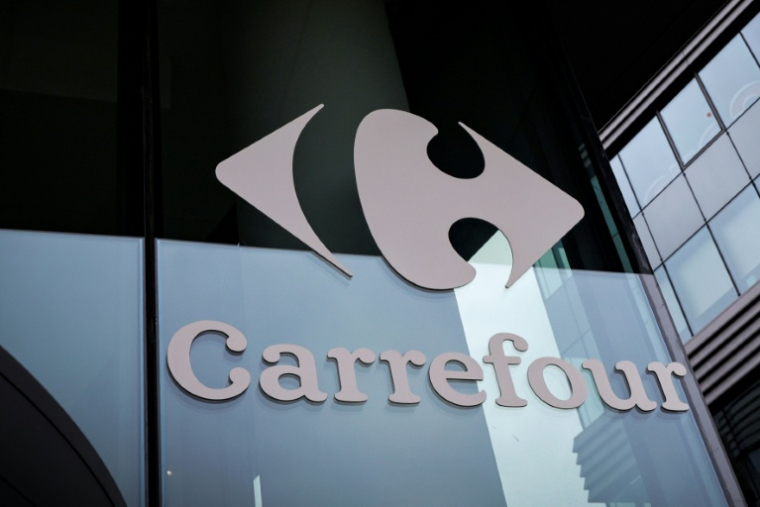 Le passage en location-gérance de nombreux magasins Carrefour cache-t-il un "plan social déguisé", comme l'affirme la CFDT ? ( AFP / STEPHANE DE SAKUTIN )