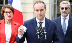 Le Premier ministre Sébastien Lecornu (c) entouré par la ministre de l'Agriculture Annie Genevard et le ministre du Commerce Serge Papin, annonce un plan de relance agricole, à l'hôtel de Matignon, le 15 octobre 2026 à Paris ( AFP / MEHDI FEDOUACH )