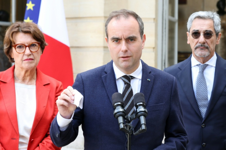 Le Premier ministre Sébastien Lecornu (c) entouré par la ministre de l'Agriculture Annie Genevard et le ministre du Commerce Serge Papin, annonce un plan de relance agricole, à l'hôtel de Matignon, le 15 octobre 2026 à Paris ( AFP / MEHDI FEDOUACH )