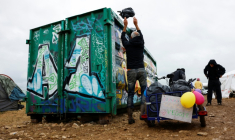 Un participant nettoie le site militaire où s'est déroulée une rave party "teknival" à Cornusse, près de Bourges, le 4 mai 2026 dans le Cher ( AFP / Kenzo TRIBOUILLARD )