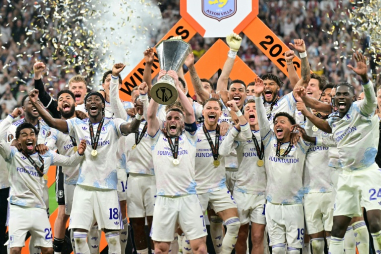 Le capitaine d'Aston Villa John McGinn soulève le trophée de la Ligue Europa après la victoire des Anglais en finale contre Fribourg mercredi à Istanbul. ( AFP / Stefano RELLANDINI )
