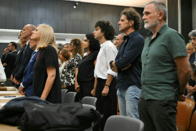 Des familles et proches de victimes attendent le verdict concernant l'effondrement du pont Morandi en 2018, au tribunal de Gênes, le 16 juillet 2026 en Italie juillet 2026 ( AFP / Marco BERTORELLO )