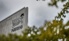 Le logo du géant suisse de l'agroalimentaire Nestlé sur la façade de son siège à Vevey en Suisse le 14 octobre 2025 ( AFP / Fabrice COFFRINI )