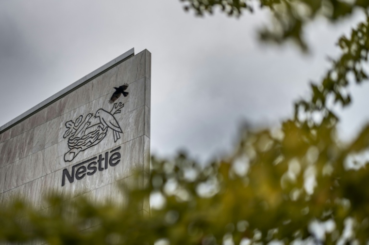 Le logo du géant suisse de l'agroalimentaire Nestlé sur la façade de son siège à Vevey en Suisse le 14 octobre 2025 ( AFP / Fabrice COFFRINI )