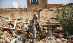 Un Afghan devant une maison endommagée par un tremblement de terre, à Tashqurghan, dans la province de Samangan, le 3 novembre 2025 ( AFP / Atif ARYAN )