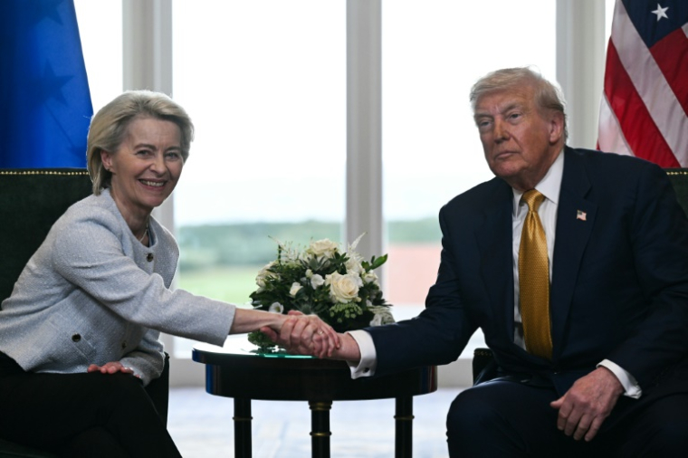 La présidente de la Commission européenne Ursula von der Leyen et le président américain Donald Trump se serrent la main après avoir conclu un accord commercial, le 27 juillet 2025 à Turnberry, dans le sud-ouest de l'Ecosse ( AFP / Brendan SMIALOWSKI )