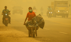 Des habitants au milieu des fumées toxiques issues des incendies à Palangkaraya,en Indonésie le 25 octobre 2026 ( AFP / REINA )