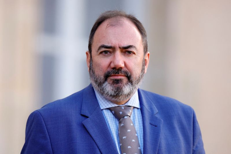 François Braun quitte les lieux après la réunion hebdomadaire du cabinet à l'Elysée, à Paris