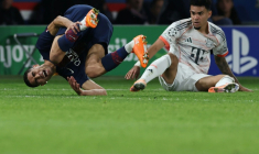 Le défenseur du Paris SG Achraf Hakimi (G) blessé lors de la défaite contre le Bayern Munich (2-1) à la suite d'un tacle de l'attaquant Luis Diaz (D), le 4 novembre 2025 au Parc des Princes ( AFP / Thomas SAMSON )