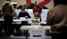 Un électeur vote au premier tour des municipales, le 15 mars 2026 à Toulouse  ( AFP / Lionel BONAVENTURE )