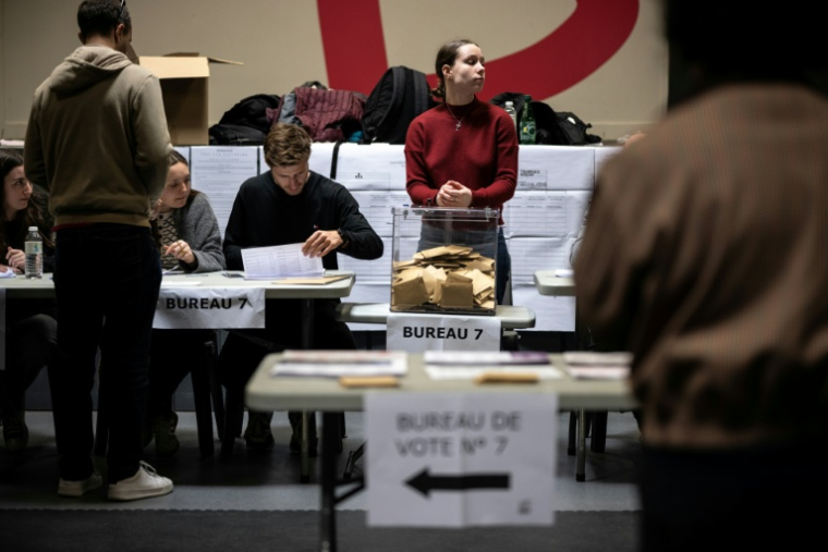 Un électeur vote au premier tour des municipales, le 15 mars 2026 à Toulouse  ( AFP / Lionel BONAVENTURE )