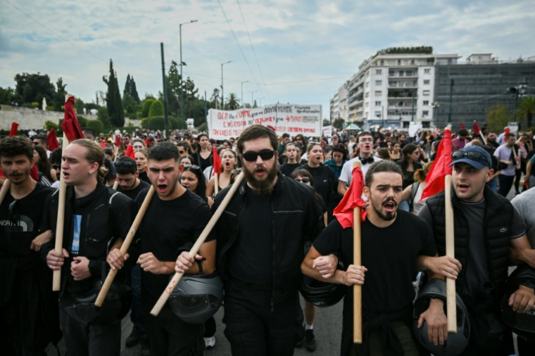 Des manifestants défilent contre une réforme permettant des journées de travail de 13 heures, le 14 octobre 2025 à Athènes ( AFP / Aris MESSINIS )