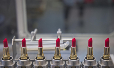 Cette photographie montre des rouges à lèvres sur les chaînes de montage du centre de production de l'usine L'Oréal à Ormes (Centre-Val de Loire), le 17 novembre 2022. ( AFP / GUILLAUME SOUVANT )