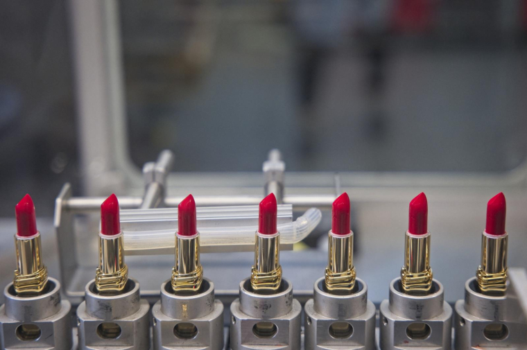Cette photographie montre des rouges à lèvres sur les chaînes de montage du centre de production de l'usine L'Oréal à Ormes (Centre-Val de Loire), le 17 novembre 2022. ( AFP / GUILLAUME SOUVANT )