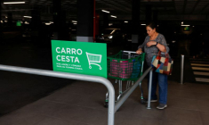 Une cliente dans un supermarché Mercadona à Ronda