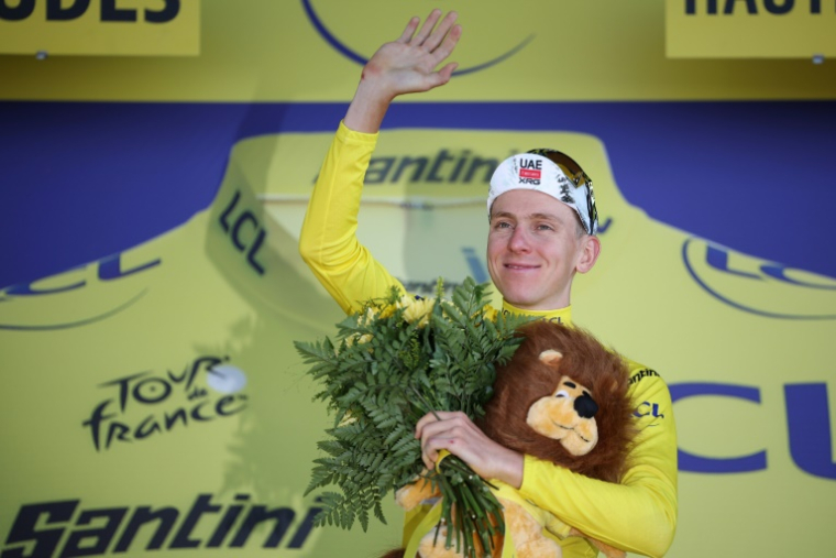 Tadej Pogacar lors de la remise du maillot jaune sur le podium du Tour de France, le 18 juillet 2025 à Peyragudes ( AFP / Anne-Christine POUJOULAT )