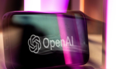 Washington a présenté mardi comme une affaire de sécurité nationale l'arrestation, rarissime, d'un ingénieur saoudien d'OpenAI, accusé d'avoir caché un micro dans une salle de réunion de la direction ( AFP / ANDREJ IVANOV )
