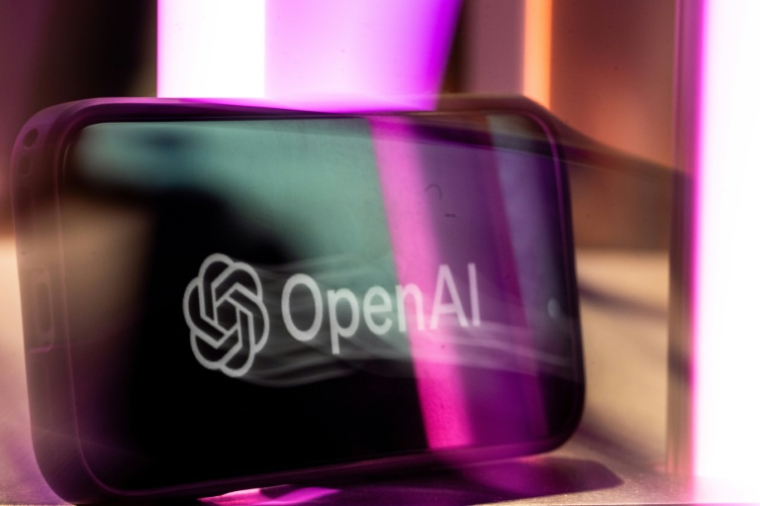 Washington a présenté mardi comme une affaire de sécurité nationale l'arrestation, rarissime, d'un ingénieur saoudien d'OpenAI, accusé d'avoir caché un micro dans une salle de réunion de la direction ( AFP / ANDREJ IVANOV )