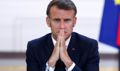 Le président français Emmanuel Macron participe à une réunion au palais de l'Elysée, à Paris, le 12 juillet 2025 ( POOL / Tom Nicholson )