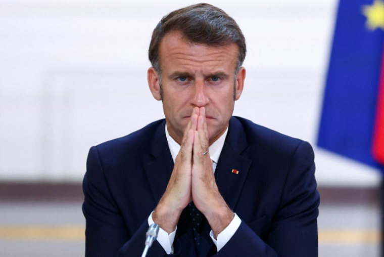 Le président français Emmanuel Macron participe à une réunion au palais de l'Elysée, à Paris, le 12 juillet 2025 ( POOL / Tom Nicholson )