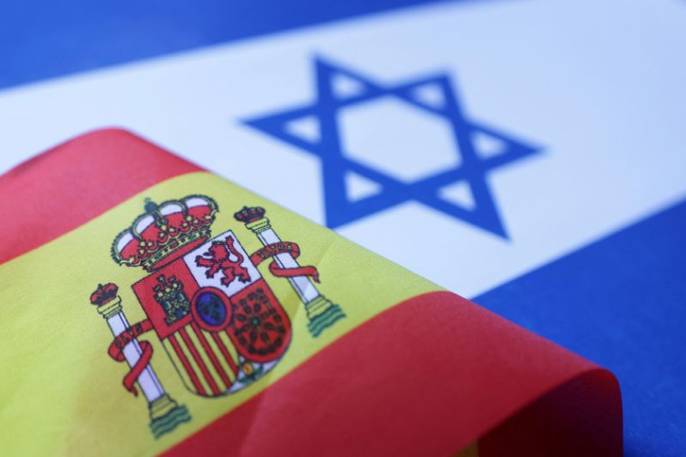 L'illustration montre les drapeaux de l'Espagne et d'Israël