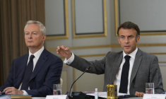 Bruno Le Maire et Emmanuel Macron, le 21 juillet 2023, à Paris ( POOL / CHRISTOPHE ENA )