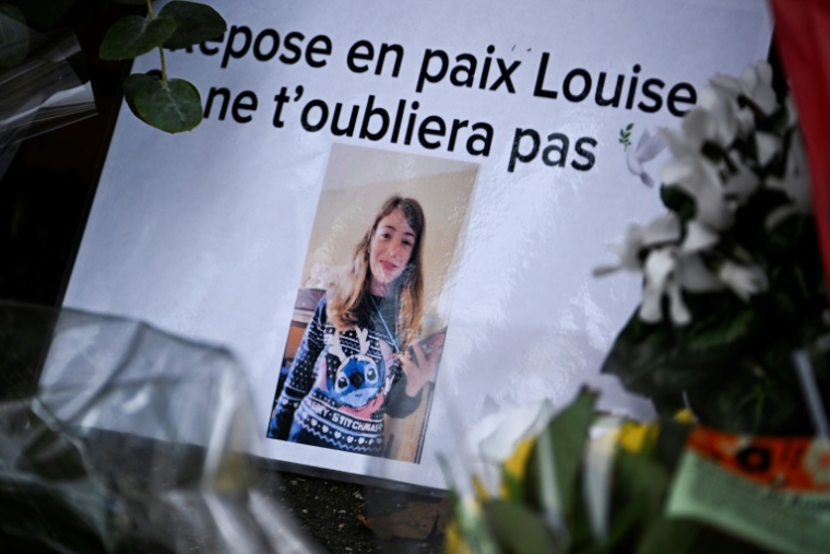 Une photographie de Louise accompagnée de bouquets déposées devant son collège d'Epinay-sur6orge(Essonne) le 8 février 2025 ( AFP / JULIEN DE ROSA )