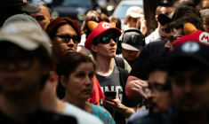 Des fans attendent de pouvoir acheter la Switch 2 de Nintendo à New York ( AFP / David Dee Delgado )