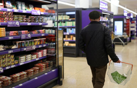 Intérieur d'un supermarché Sainsbury's, à Cobham