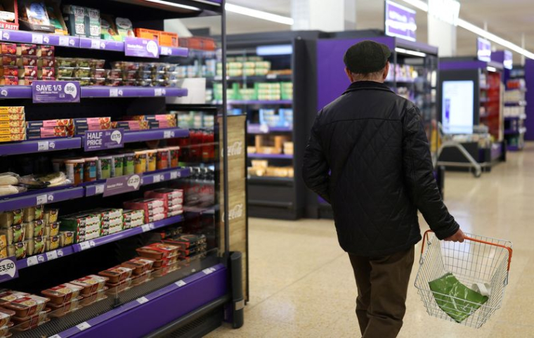 Intérieur d'un supermarché Sainsbury's, à Cobham