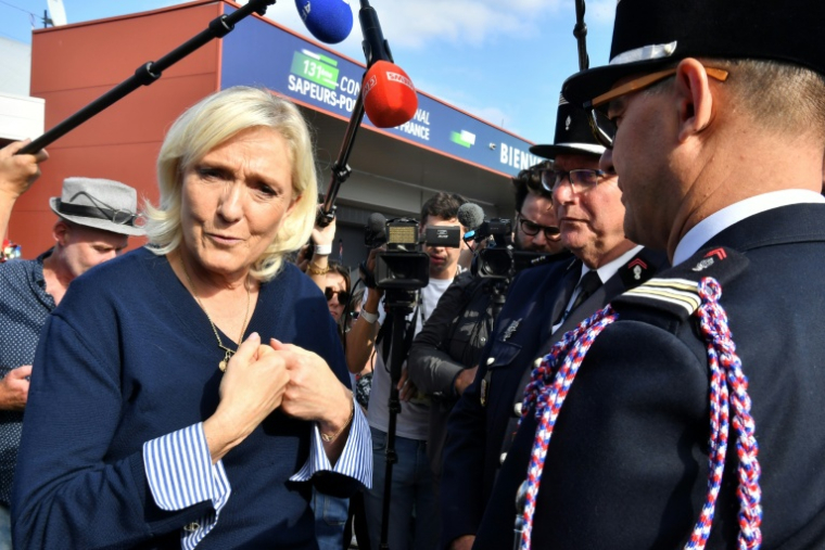 La cheffe de file du Rassemblement national, Marine Le Pen, fait une déclaration à la presse lors d'une visite au congrès des sapeurs-pompiers, le 10 octobre 2025 au Mans, dans la Sarthe ( AFP / JEAN-FRANCOIS MONIER )
