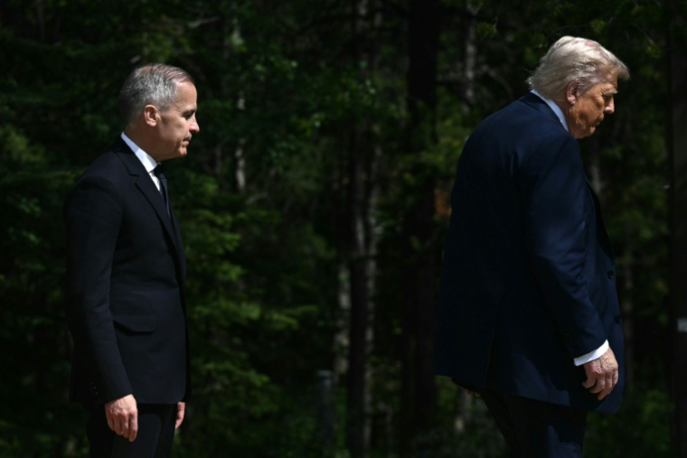 Le Premier ministre canadien Mark Carney (G) suit le président américain Donald Trump (D) lors du sommet du G7 à Kananaskis (Alberta), au Canada, le 16 juin 2025 ( AFP / Brendan SMIALOWSKI )