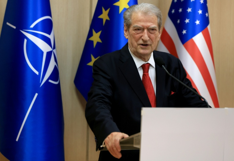 Le président du Parti démocratique albanais (DP), Sali Berisha, tient une conférence de presse au siège du parti à Tirana après la fermeture des bureaux de vote lors des élections législatives du pays, le 11 mai 2025 ( AFP / Adnan Beci )