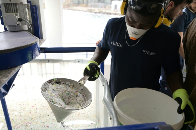 Un membre d'équipage du Plastic Odyssey, durant un programme d'incubation sur les techniques de recyclage, baptisé "Laboratoire à bord", lors d'une escale du navire à Dakar, au Sénégal, le 22 février 2023 ( AFP / SEYLLOU )