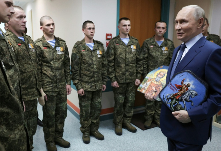 Le président russe Vladimir Poutine rencontre des soldats ayant été blessés lors de l'offensive à grande échelle contre l'Ukraine, dans un hôpital militaire à Moscou, le 29 octobre 2025 ( POOL / Viacheslav PROKOFIEV )