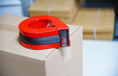 Des escrocs ont mis en place une arnaque au colis DHL pour tenter de dérober les coordonnées bancaires des victimes.  (phily_shotz / Pixabay)