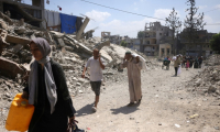 Des Palestiniens fuient leurs maisons dans le quartier de Saftawy à Jabalia, dan le nord de Gaza, le 26 août 2025 ( AFP / BASHAR TALEB )